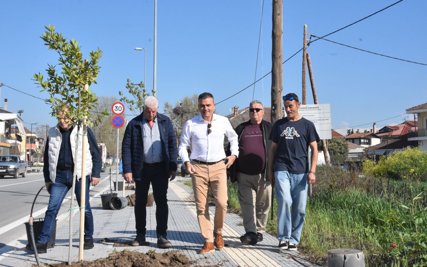 Δ. Λαρισαίων: Νέα δέντρα στη Φαλάνη - Μαμάκος: «Συνεχίζουμε τις παρεμβάσεις για ενίσχυση του πράσινου αποτυπώματος στην πόλη»