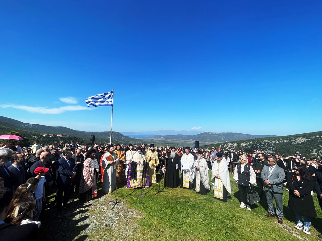 Πλήθος πιστών στην Ακολουθία της Αποκαθήλωσης στον λόφο Γολγοθά της Κάτω Ξενιάς στον Αλμυρό