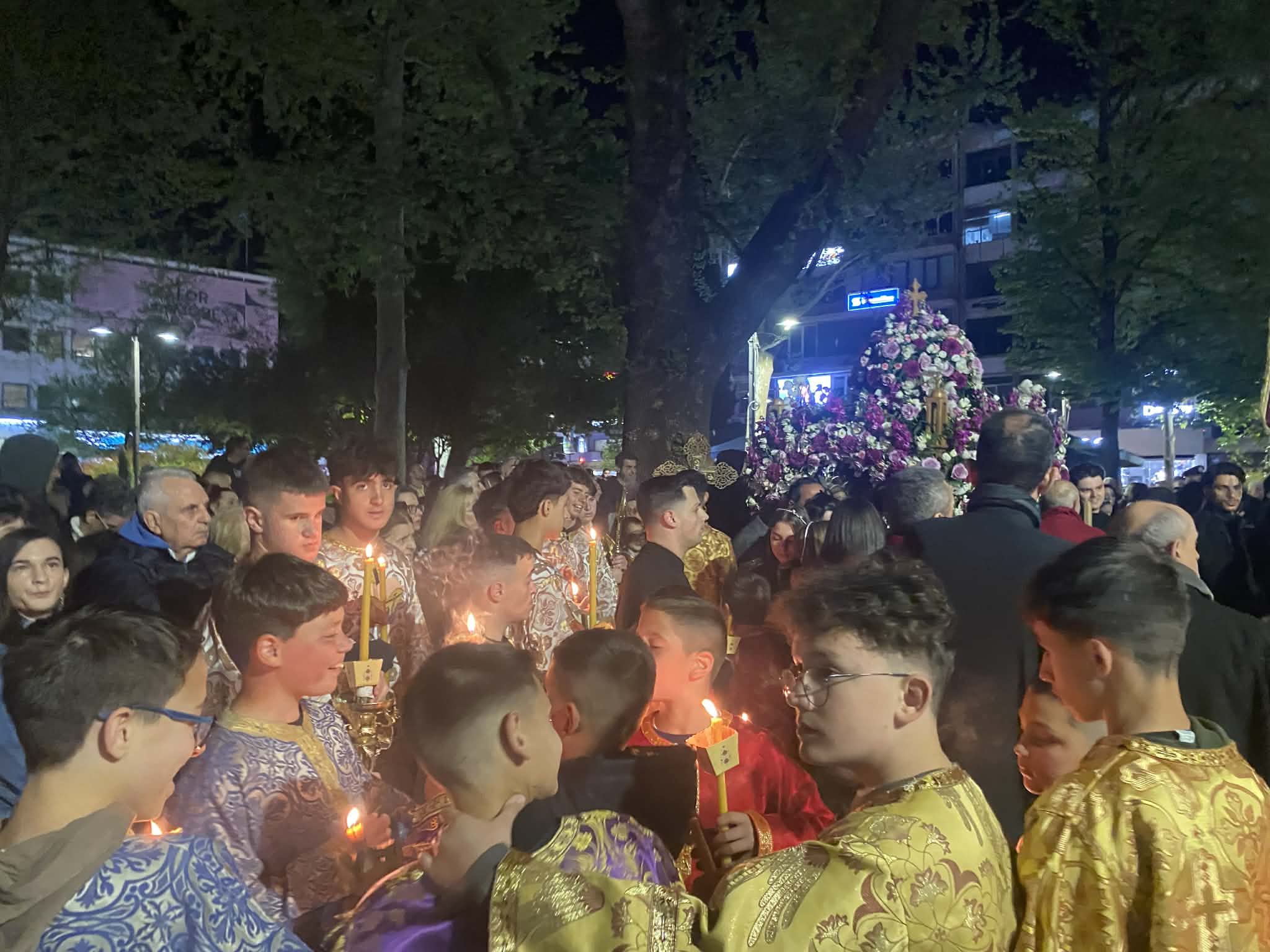 «Ω γλυκύ μου έαρ»- κατάνυξη από χιλιάδες πιστούς στη συγκέντρωση των επιταφίων στην κεντρική πλατεία Λάρισας (ΦΩΤΟ)