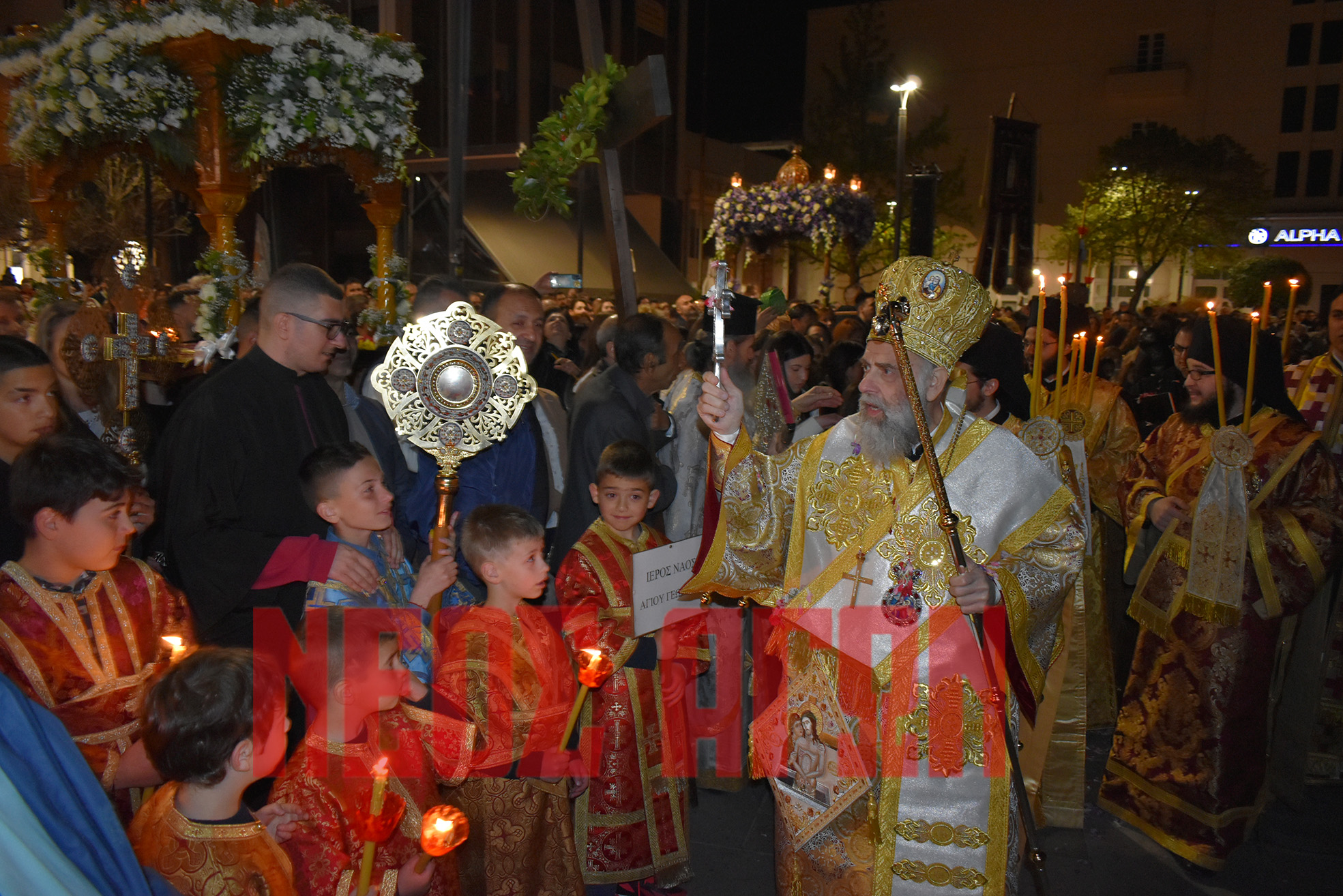 Με κατάνυξη και θρησκευτική ευλάβεια η περιφορά των Επιταφίων στην Καρδίτσα (ΦΩΤΟ - ΒΙΝΤΕΟ)