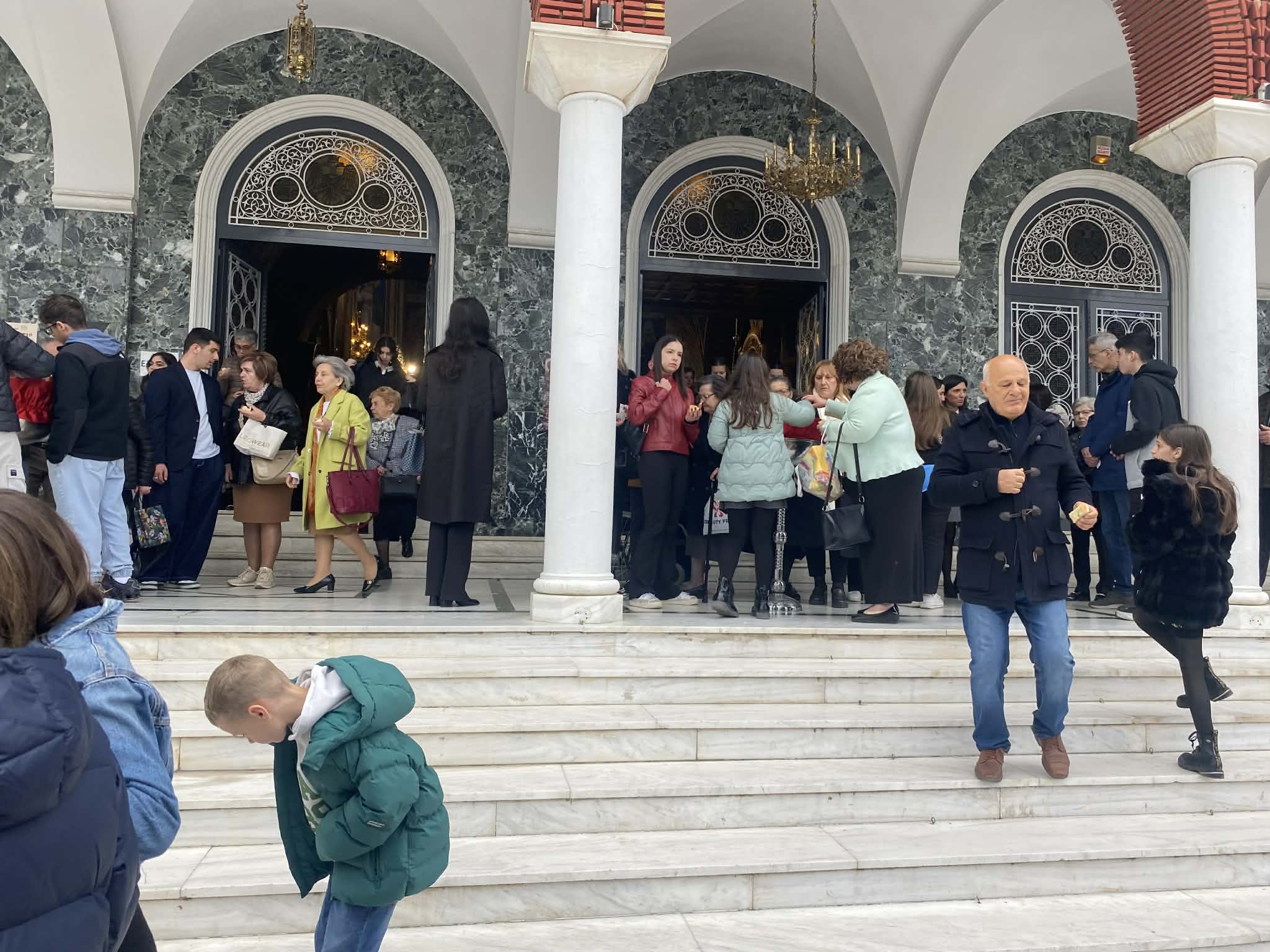 Κοσμοσυρροή στον Αγιο Αχίλλιο για την πρώτη Ανάσταση (εικόνες)