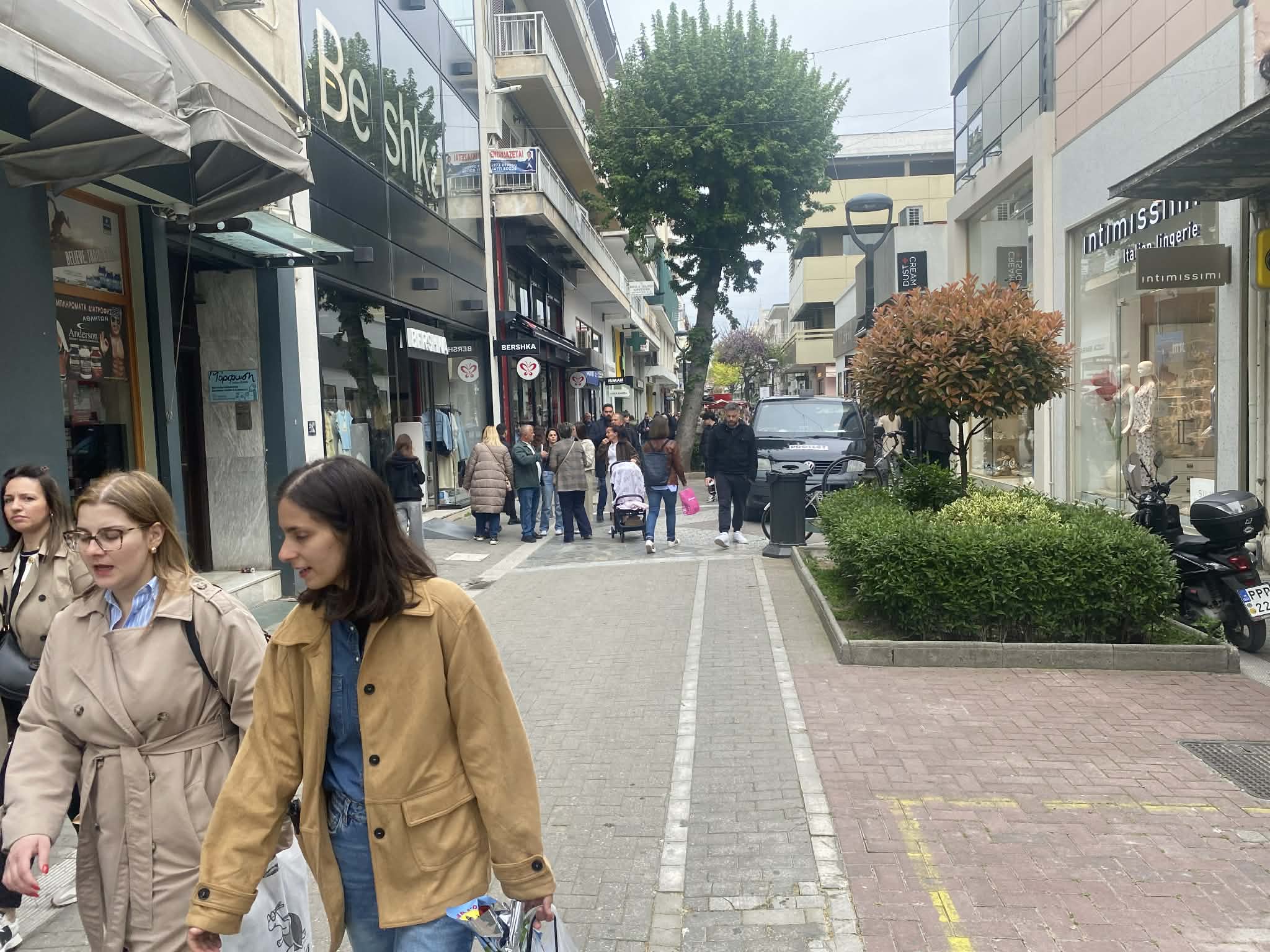 Τρέχουν για τα ψώνια της τελευταίας στιγμής για το πασχαλινό τραπέζι οι Λαριοσαίοι-μέχρι τι ώρα θα είναι ανοιχτά τα μαγαζιά