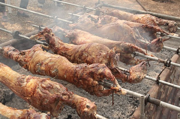 Στις γειτονιές της Λάρισας όλοι μια παρέα γύρω από τον οβελία (ΦΩΤΟ)