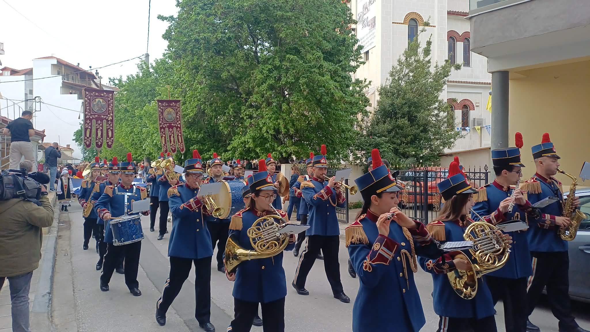 Εορταστικό κλίμα με εκατοντάδες πιστούς στη λειτουργία της Ζωοδόχου πηγής στα Ταμπάκια στη Λάρισα (ΦΩΤΟ+video)
