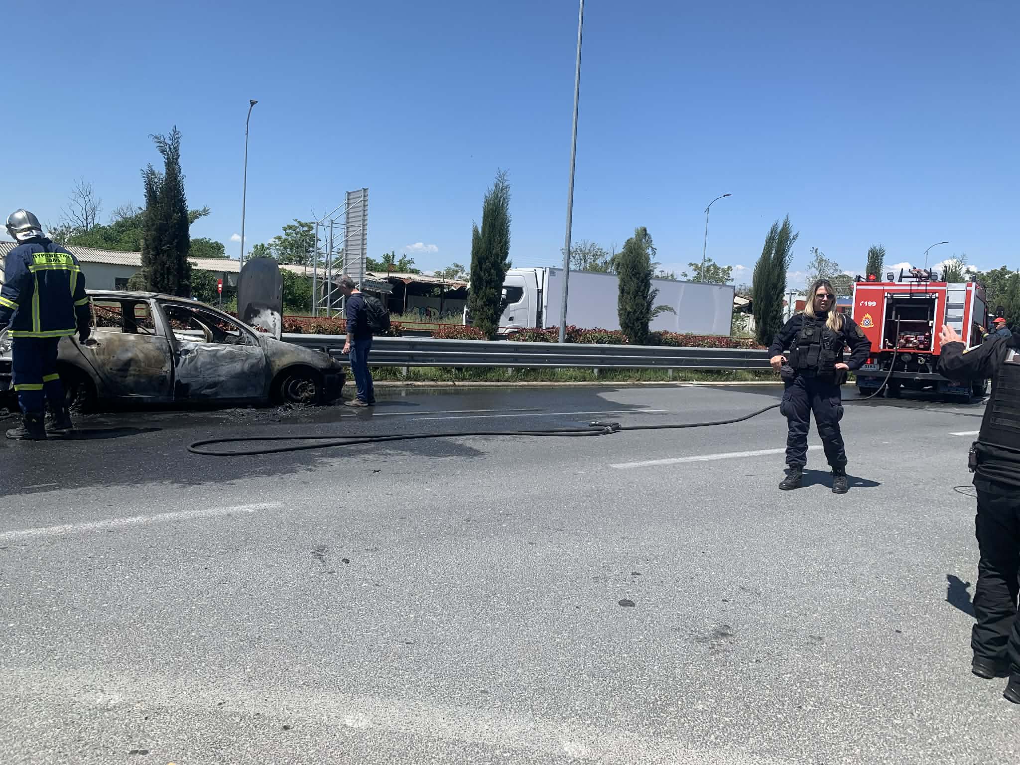 Πανικός στη Λάρισα: Αυτοκίνητο τυλίχτηκε στις φλόγες και κάηκε ολοσχερώς
