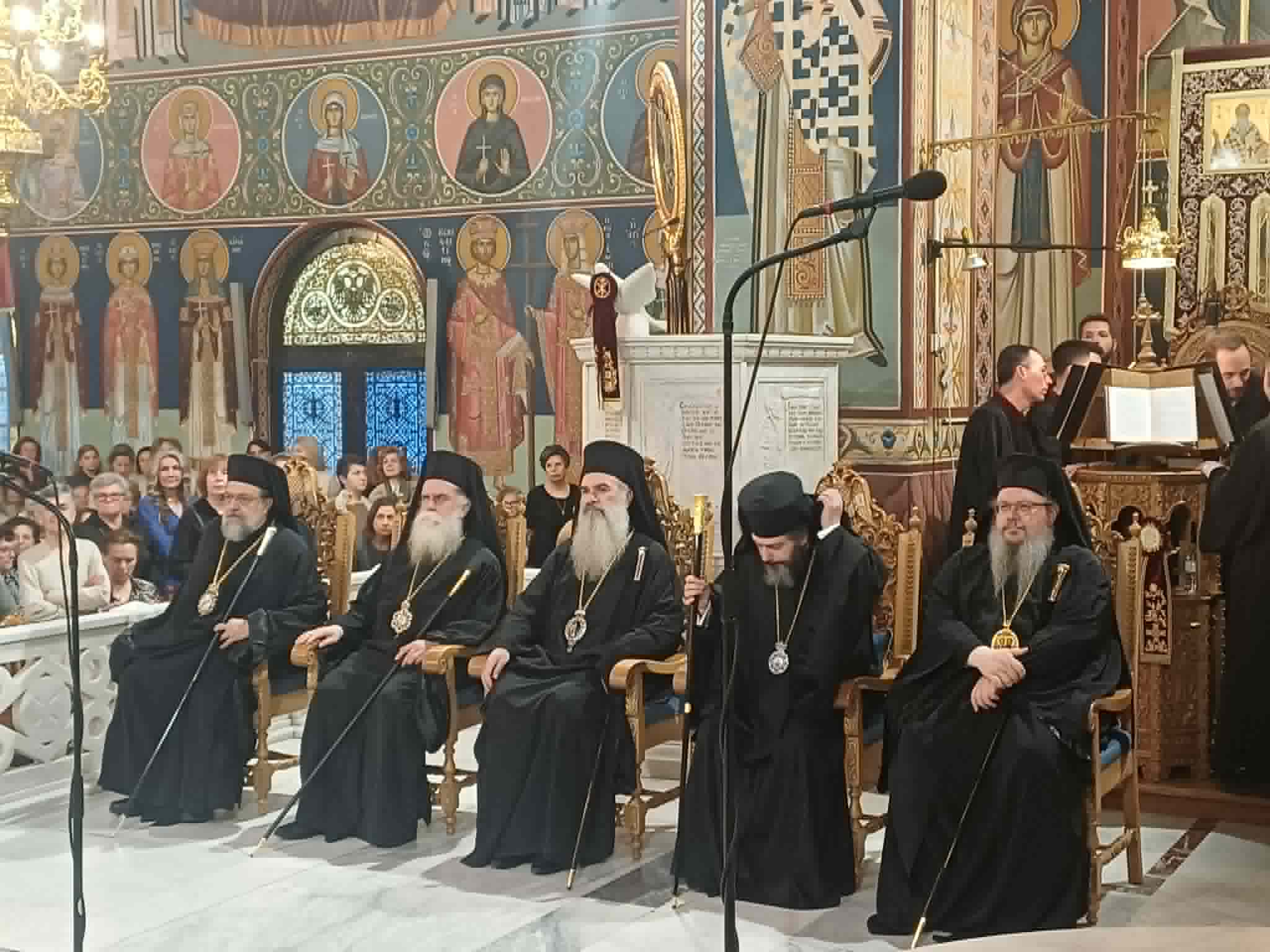 Πλήθη πιστών στις λατρευτικές εκδηλώσεις στον Άγιο Αχίλλιο  με τον πανηγυρικό Αρχιερατικό Εσπερινό (ΦΩΤΟ)