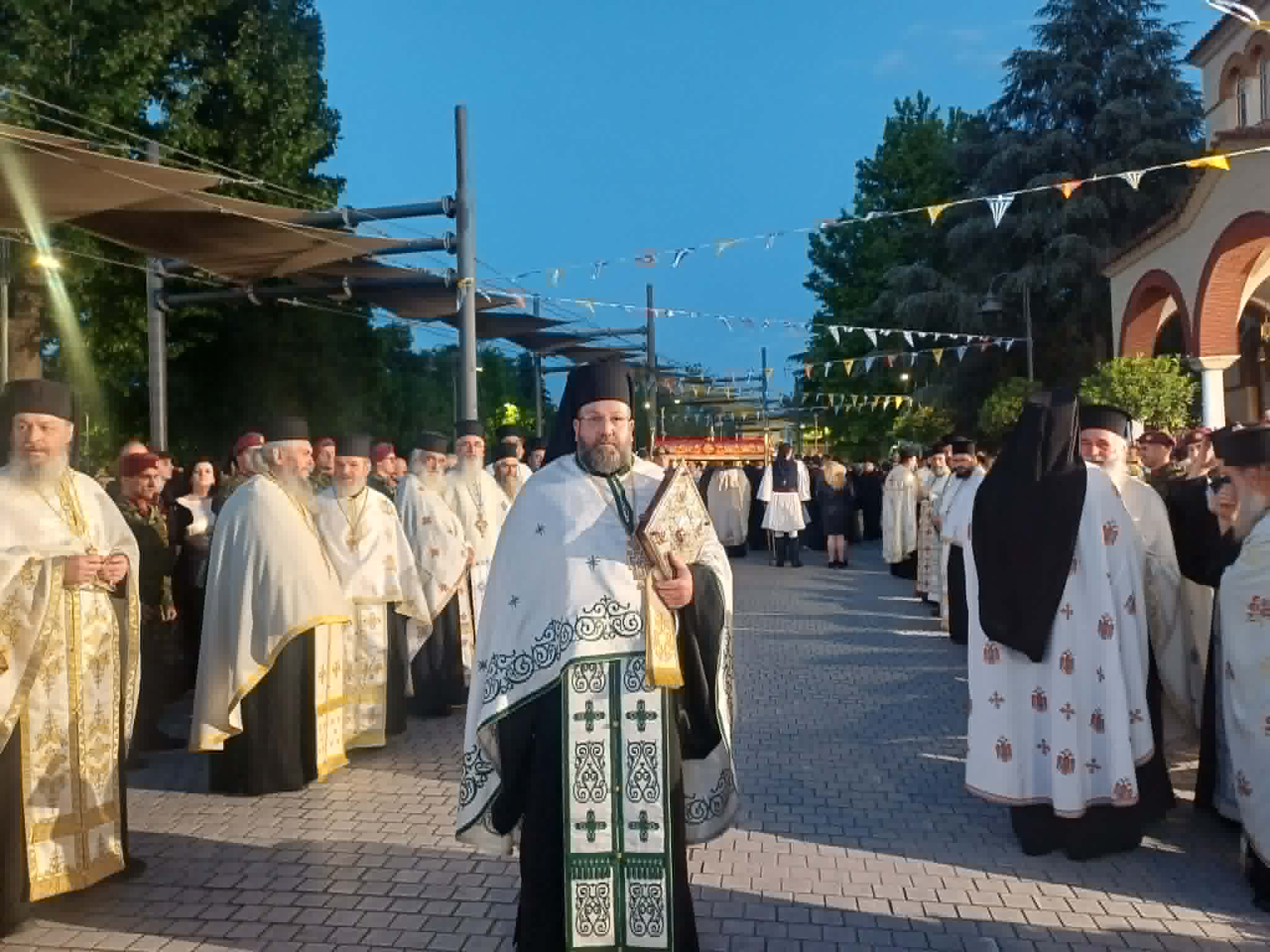 Κορυφώνονται οι λατερευτικές εκδηλώσεις με την πομπή της περιφοράς του λειψάνου του Αγίου Αχιλλίου (ΦΩΤΟ+video)