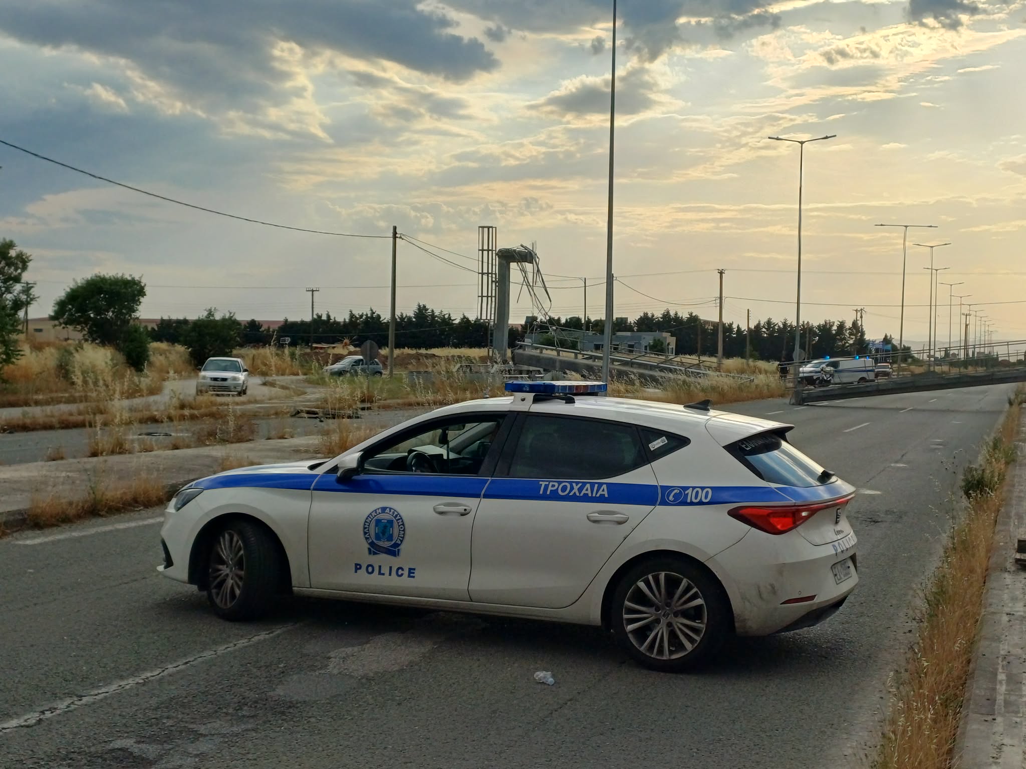 Καρέ-καρέ το σοκαριστικό τροχαίο στην οδό Βόλου – Η στιγμή που το φορτηγό προσκρούει στη γέφυρα (BINTEO)