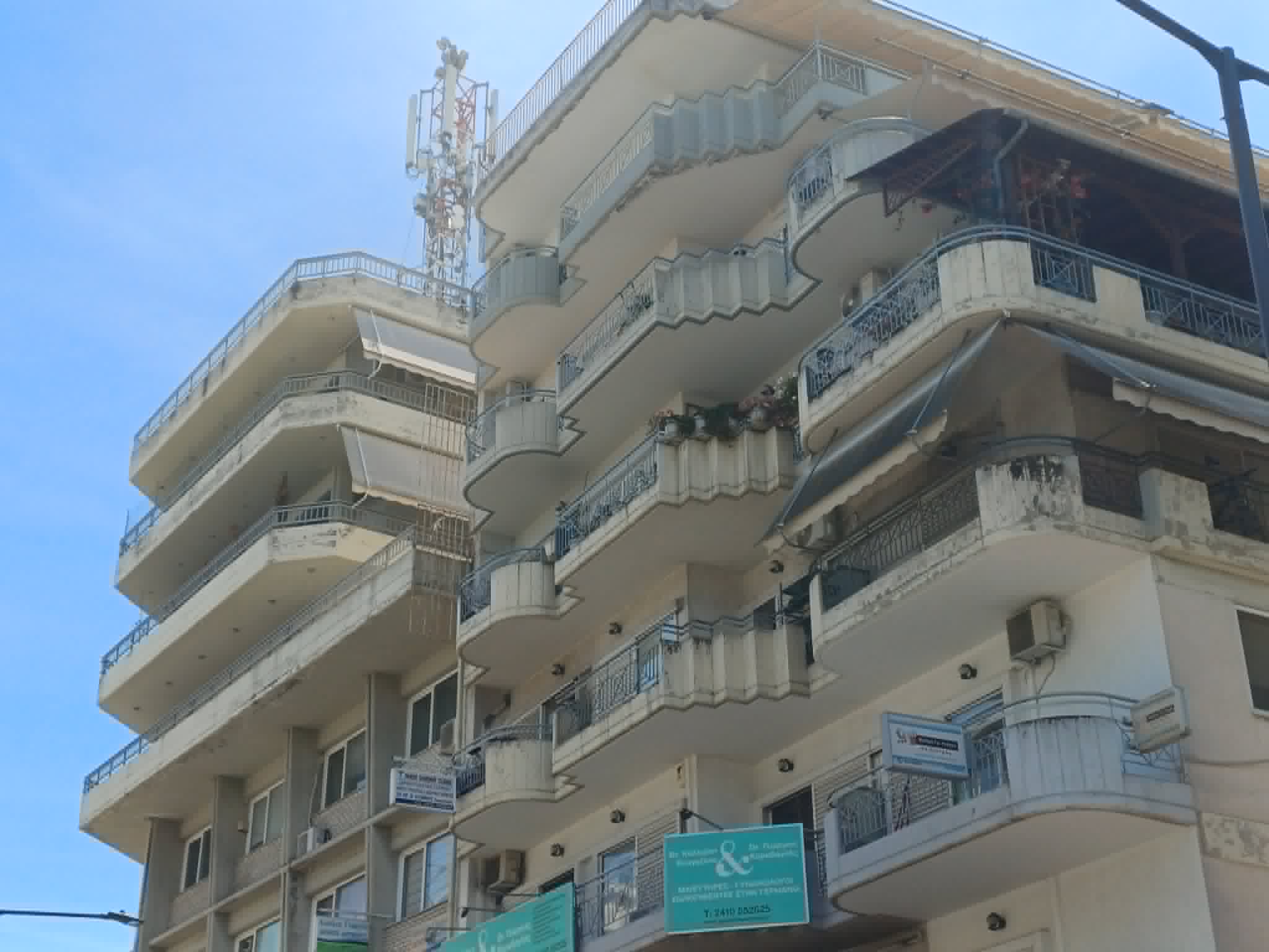 Συναγερμός στην Πυροσβεστική για φωτιά σε διαμέρισμα στο κέντρο της Λάρισας (ΦΩΤΟ)