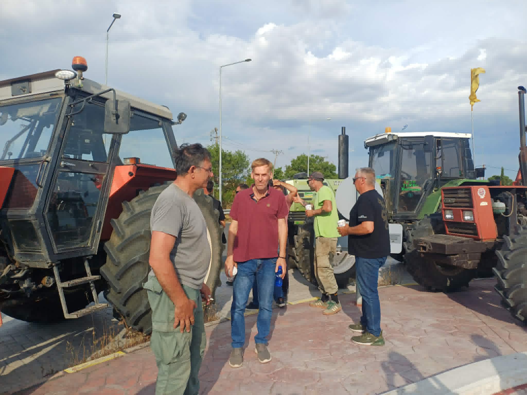 Έβγαλαν τρακτέρ μέσα στο καλοκαίρι στον κόμβο Πλατυκάμπου οι αγρότες