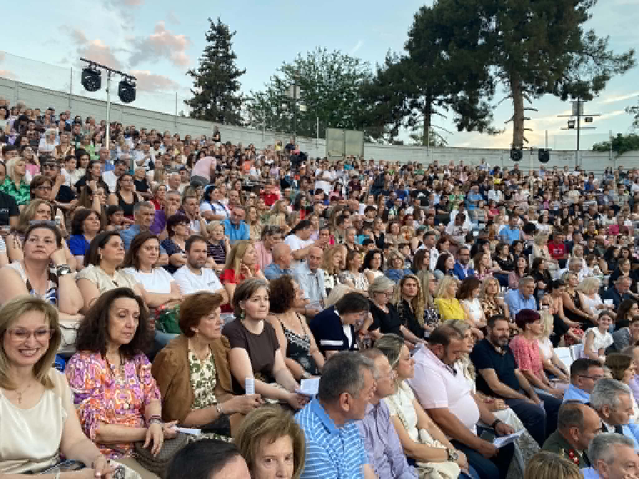 Πλήθος κόσμου στο μεγάλο αφιέρωμα στη λαογραφία στο Κηποθέατρο Αλκαζάρ (ΦΩΤΟ)