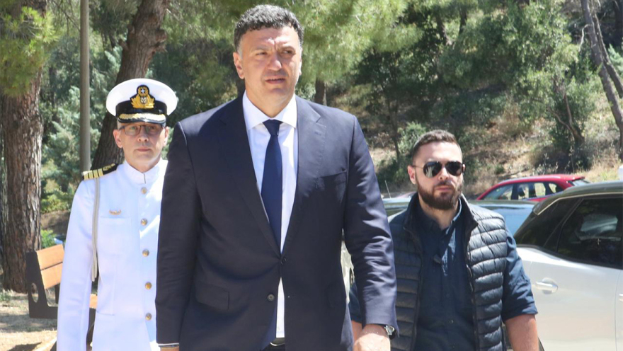 Συντετριμμένη η οικογένεια του Γιώργου Σουφλιά στο τελευταίο αντίο, παρών ο Κυριάκος Μητσοτάκης