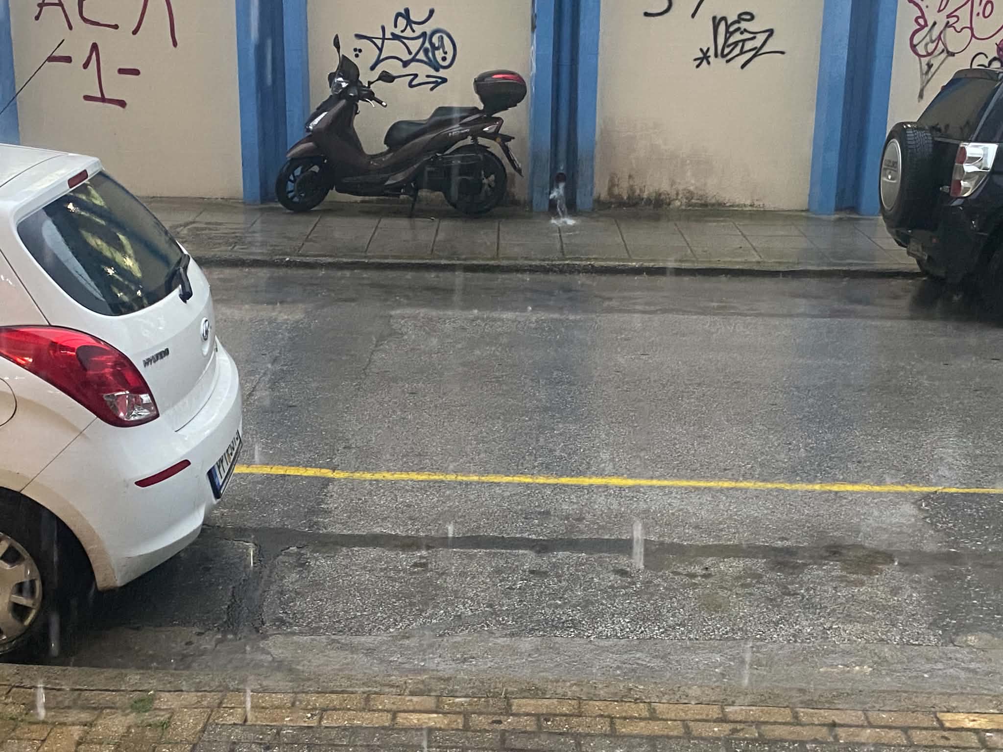 Ισχυρό μπουρίνι αργά το απόγευμα στη Λάρισα  με δυνατό αέρα και βροχή (ΦΩΤΟ)