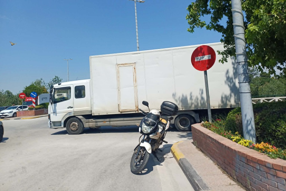 Αναστα΄τωση από τροχαίο στον κυκλικό κόμβο στη γέφυρα Αλκαζαρ- φορτηγό συγκρούστηκε με ΙΧ (ΦΩΤΟ)