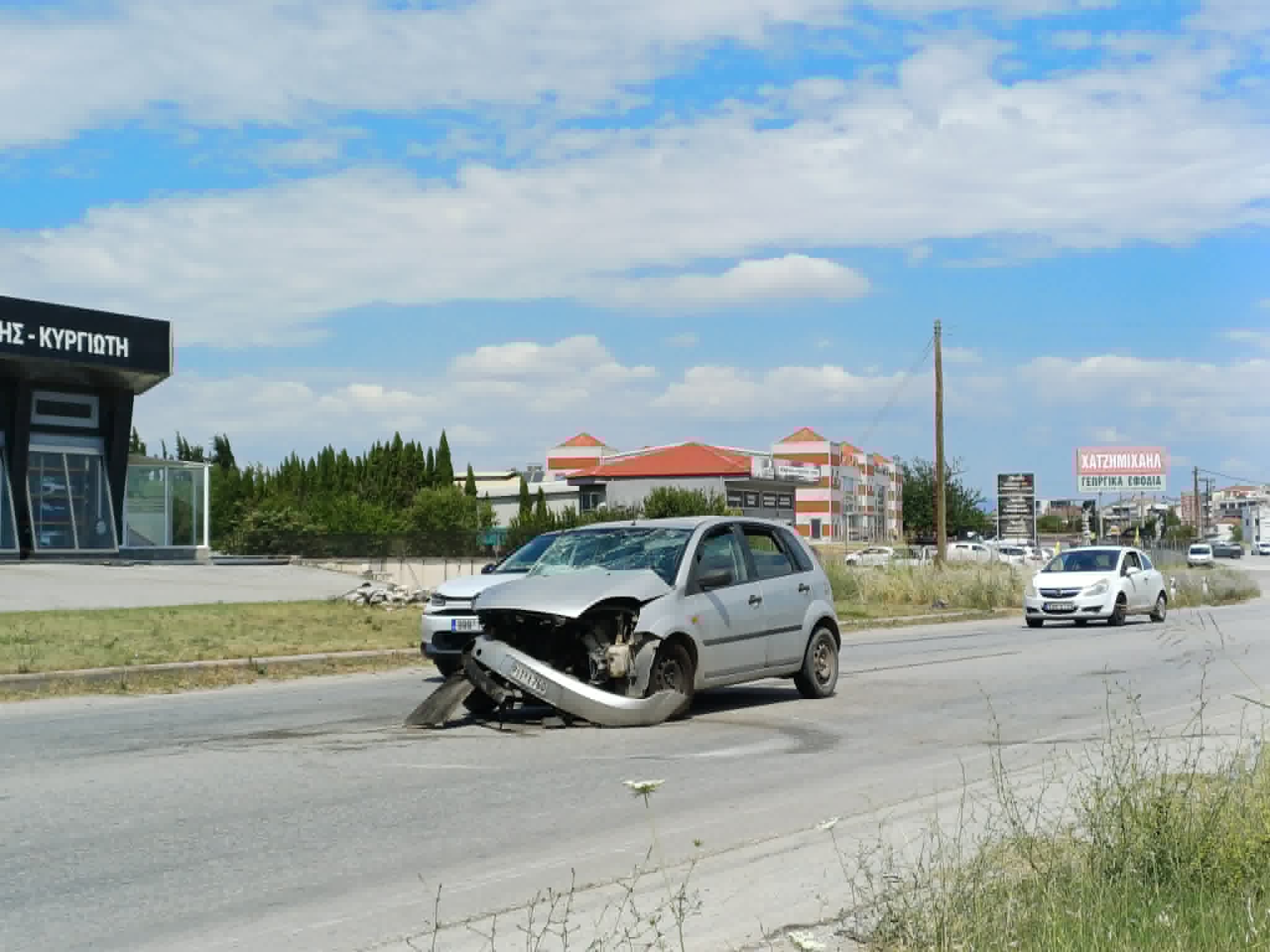 Τροχαίο στην περιφερειακή Τρικάλων στη Λάρισα με 4 τραυματίες (ΦΩΤΟ)