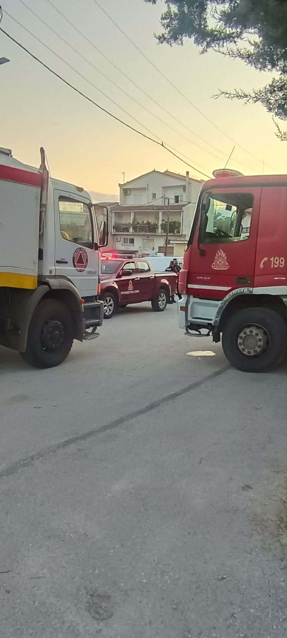 Συναγερμός για φωτιά στο παλιό κτίριο του Μπόουλιγκ στη Λάρισα (ΦΩΤΟ+video)