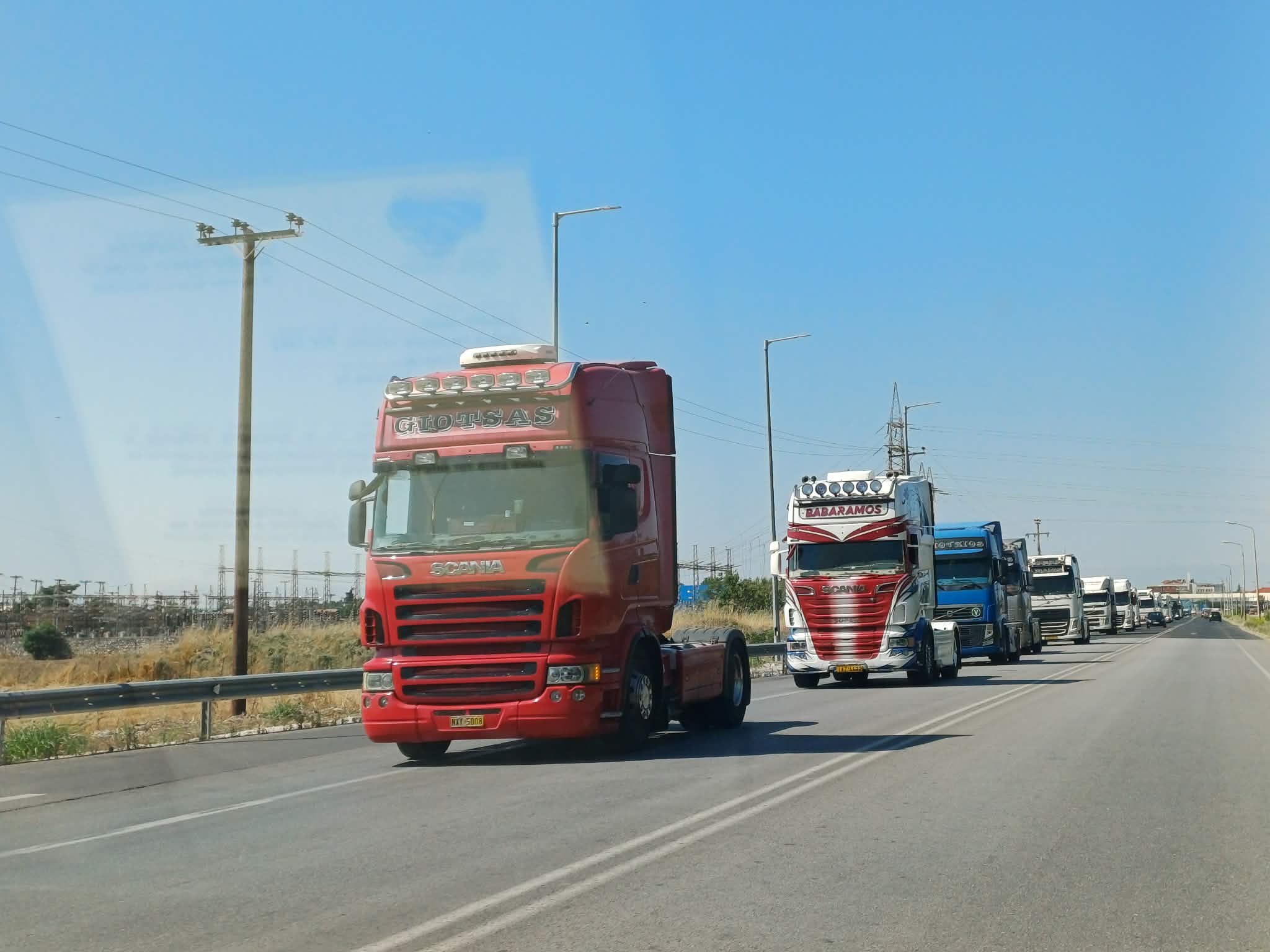 Στους δρόμους οι μεταφορείς – Κινητοποίηση και στη Λάρισα (ΦΩΤΟ)