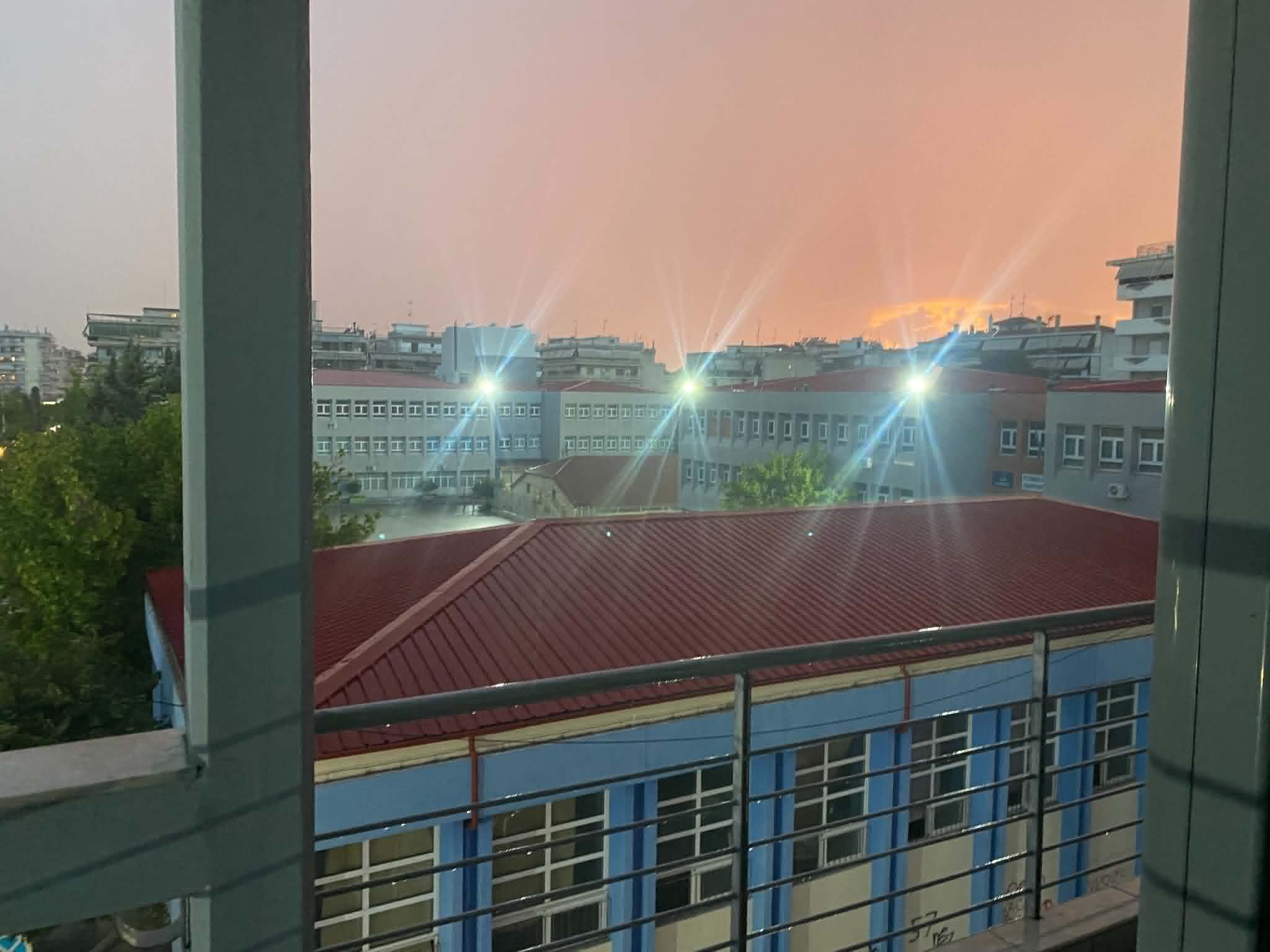 Μπουρίνι πλήττει τη Λάρισα- δυνατή βροχή, άνεμος και αστραπόβροντα (ΦΩΤΟ)
