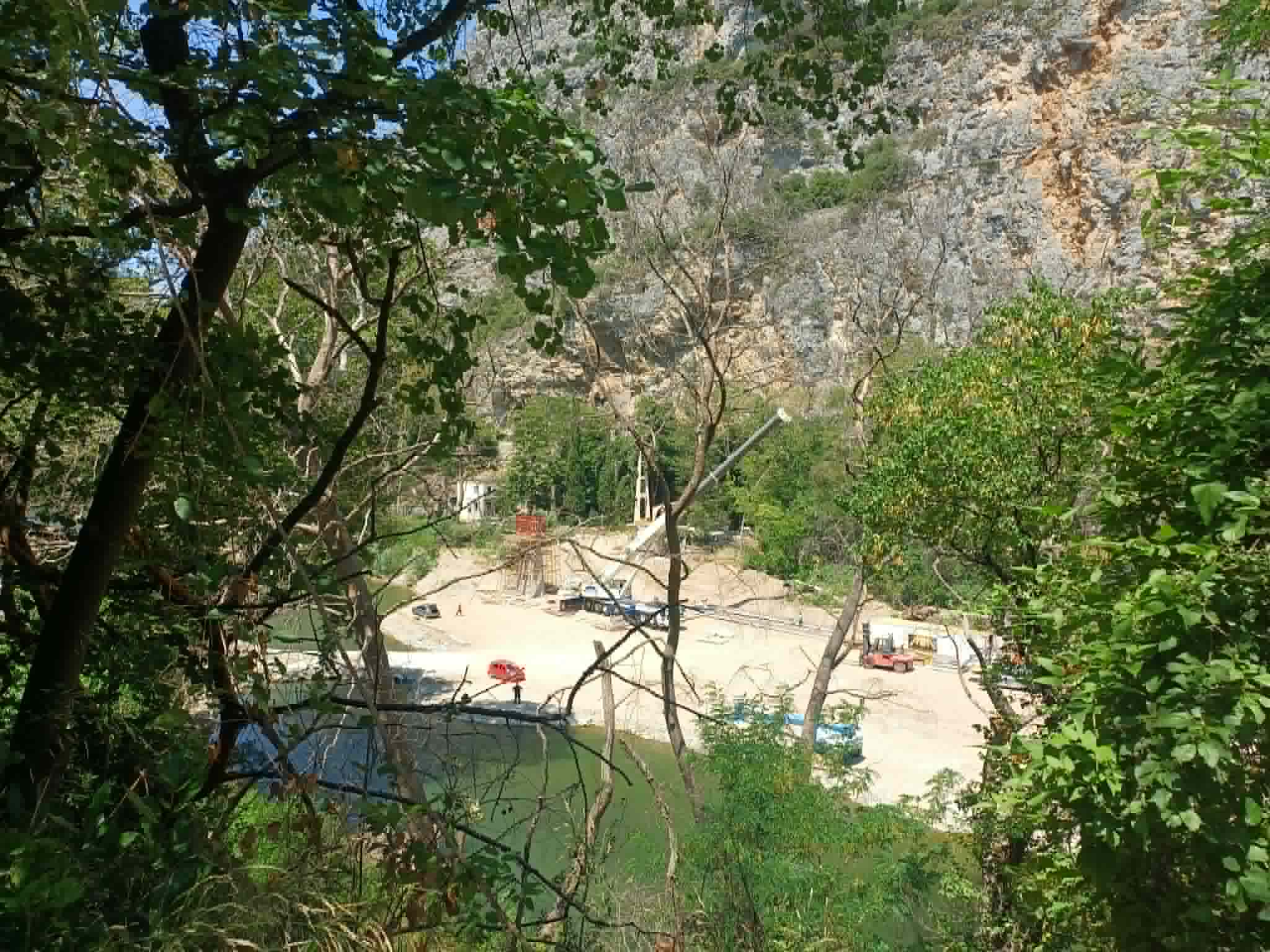 Μπήκε το πρώτο υπόβαθρο για τη γέφυρα της Αγίας Παρασκευής στα Τέμπη (ΦΩΤΟ)