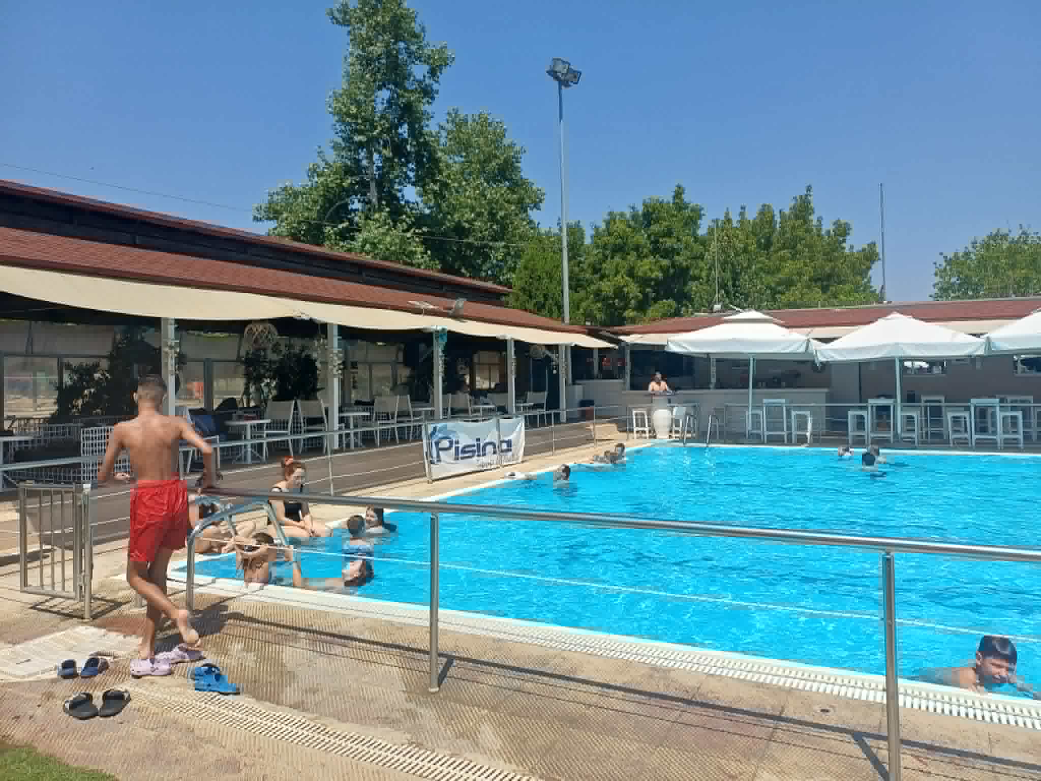 Αντί παράλια δροσιά στη δημοτική πισίνα της Νεάπολης αναζητούν αυτό το θερμό Σαββατοκύριακο πολλοί Λαρισαίοι (ΦΩΤΟ)