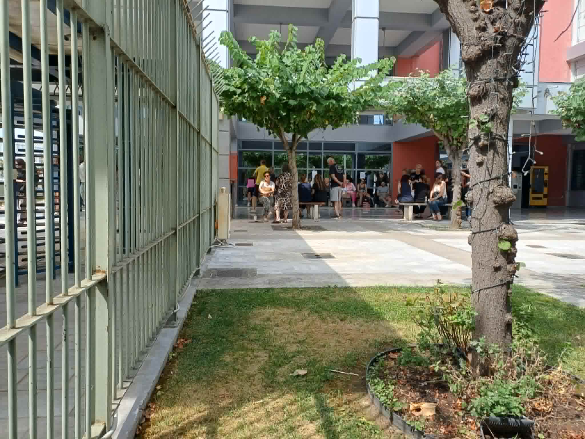 Ουρές στην Αστυνομική Διεύθυνση Λάρισα ςγια ε΄κδοση διανβατηρίου ή νεάς ταυτότητας (ΦΩΤΟ)