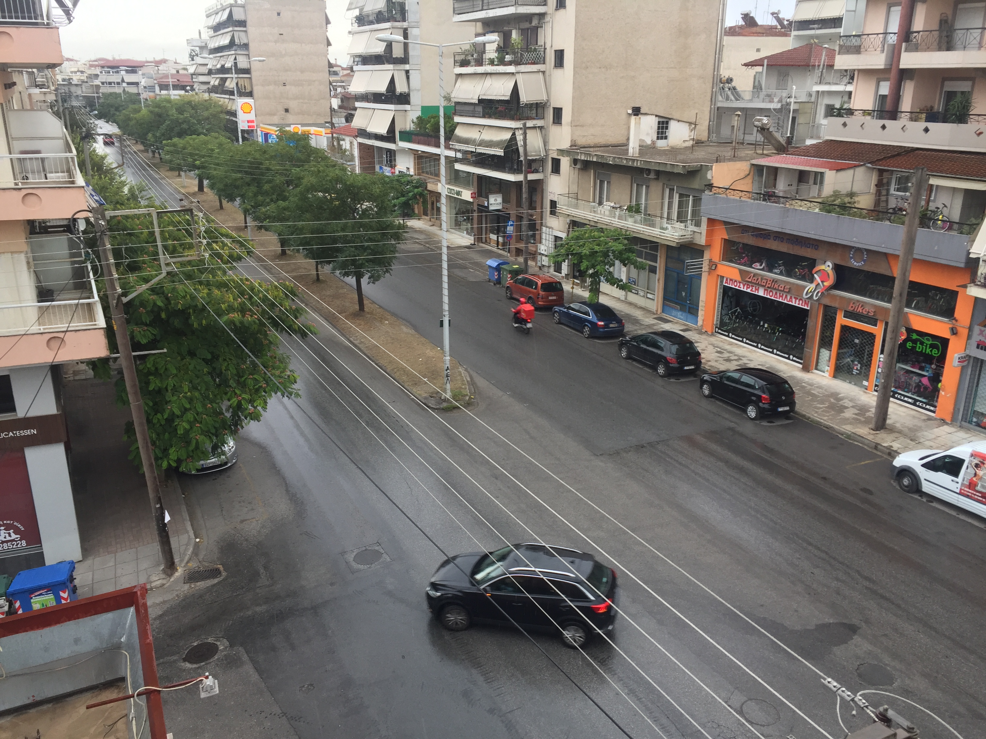 Έντονη βροχόπτωση και δυνατός αέρας το απόγευμα στη Λάρισα (ΦΩΤΟ+video)