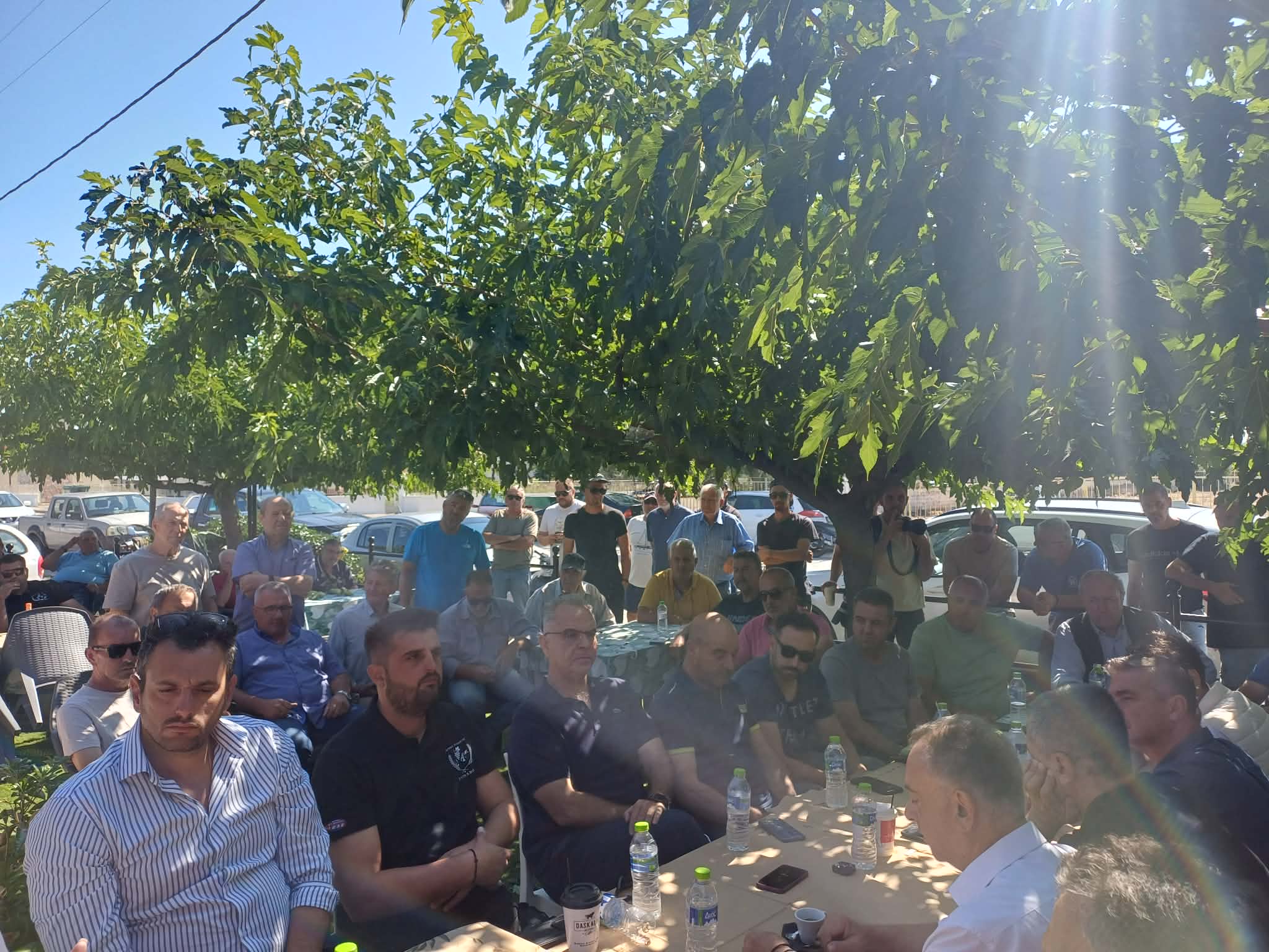 Σύσκεψη στα Πλατανούλια Τυρνάβου μετά το καταστροφικό χαλάζι (ΦΩΤΟ)