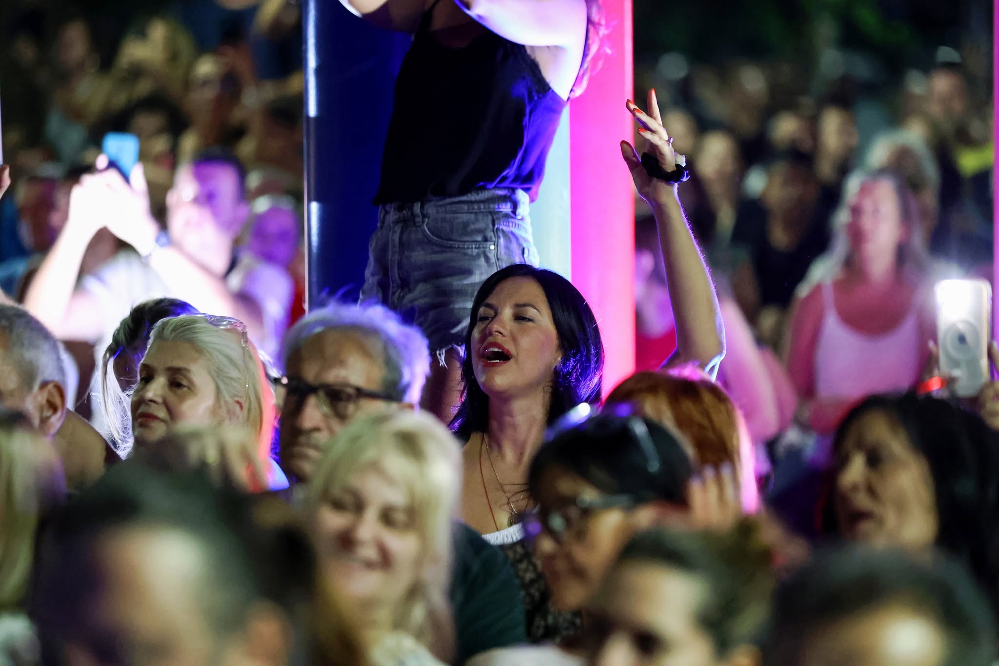 Περισσότεροι από 2.000 θεατές στη συναυλία του Χρήστου Θηβαίου στη Λάρισα.