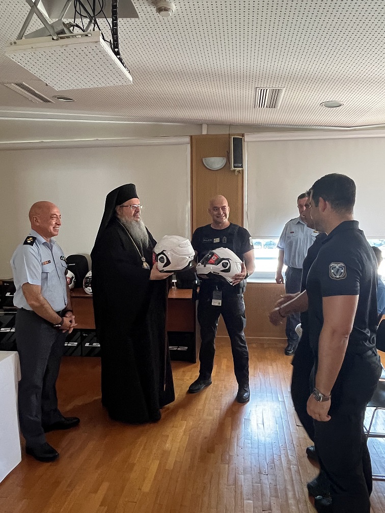 Δωρεά (40) κρανών μοτοσικλέτας από την Ιερά Μητρόπολη Λαρίσης και Τυρνάβου προς το Τμήμα Άμεσης Δράσης Λάρισας