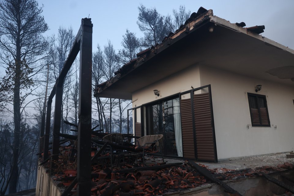 Χωρίς ενεργό μέτωπο η φωτιά στη Χαλκιδική: Έχουν καεί σπίτια και υποδομές, 481 πολίτες απεγκλωβίστηκαν με πλωτά και λεωφορεία