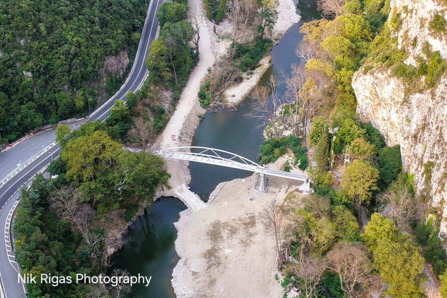 Σχεδόν έτοιμη η πεζογέφυρα της Αγίας Παρασκευής στα Τέμπη (ΦΩΤΟ)