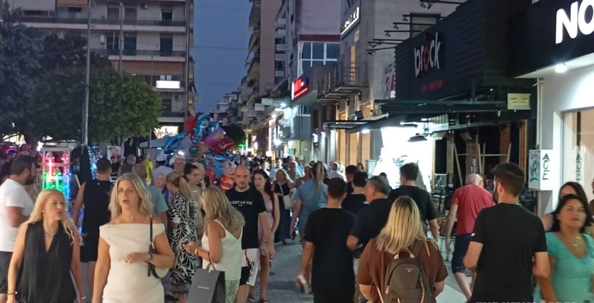 Πλημμύρισε κόσμο το κέντρο του Βόλου για τη Λευκή Νύχτα (ΦΩΤΟ)