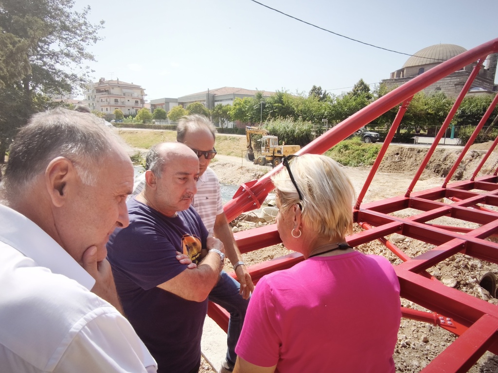 Πρωτομηνιά, με τοποθέτηση της νέας πεζογέφυρας Αγίου Κωνσταντίνου στα Τρίκαλα