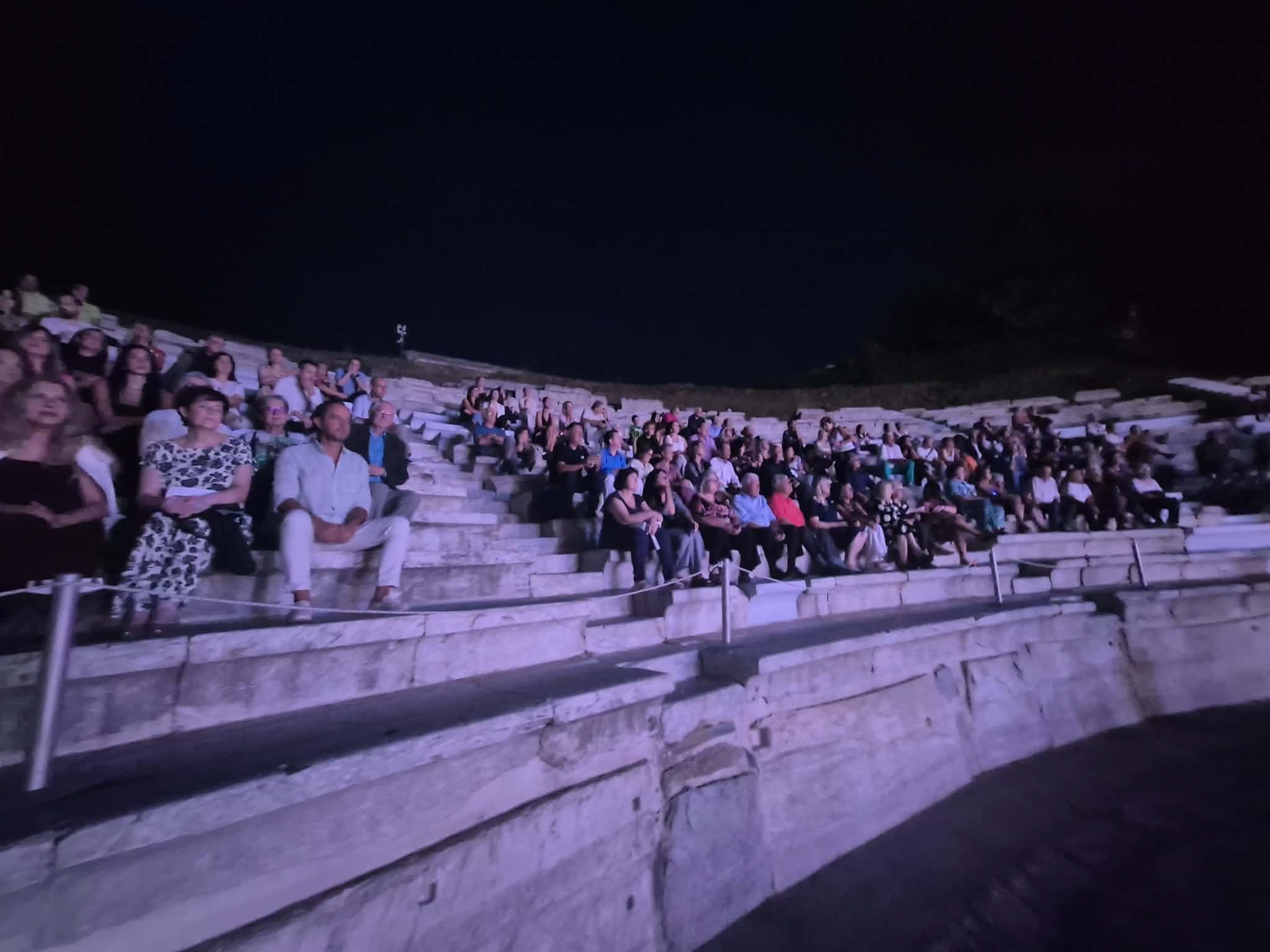 «Ιπποκράτεια Ορκική Ηθική»: Η βροχή δεν εμπόδισε τη μεγάλη προσέλευση στο Αρχαίο Θέατρο Λάρισας (ΦΩΤΟ+ video)