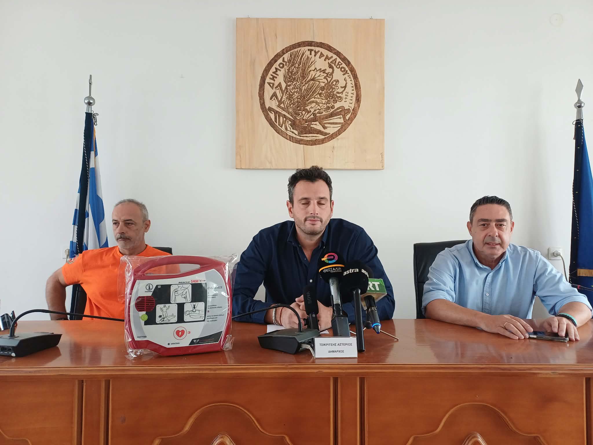 Ο δήμαρχς Τυρνάβου διένειμε δέκα απινιδωρ=τές σε δομές Υγείας και κοινότητες του Δήμου (ΦΩΤΟ)