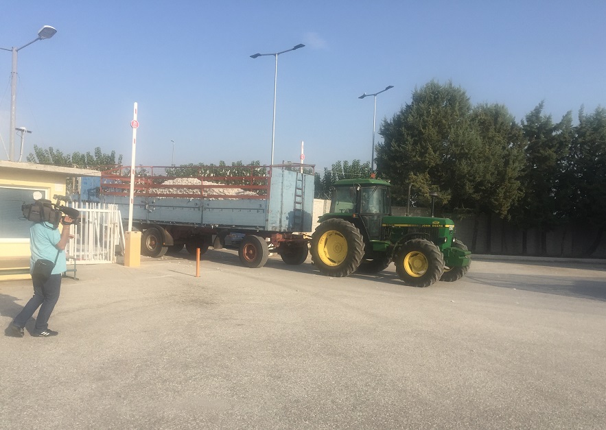 Στα εκκοκκιστήρια της ΒΙΟΛΑΡ στο Αχίλλειο - οι παραγωγοί δηλώνουν ικανοποιημένοι για σοδειά  δυσαρέσκεια για τιμή (videο)
