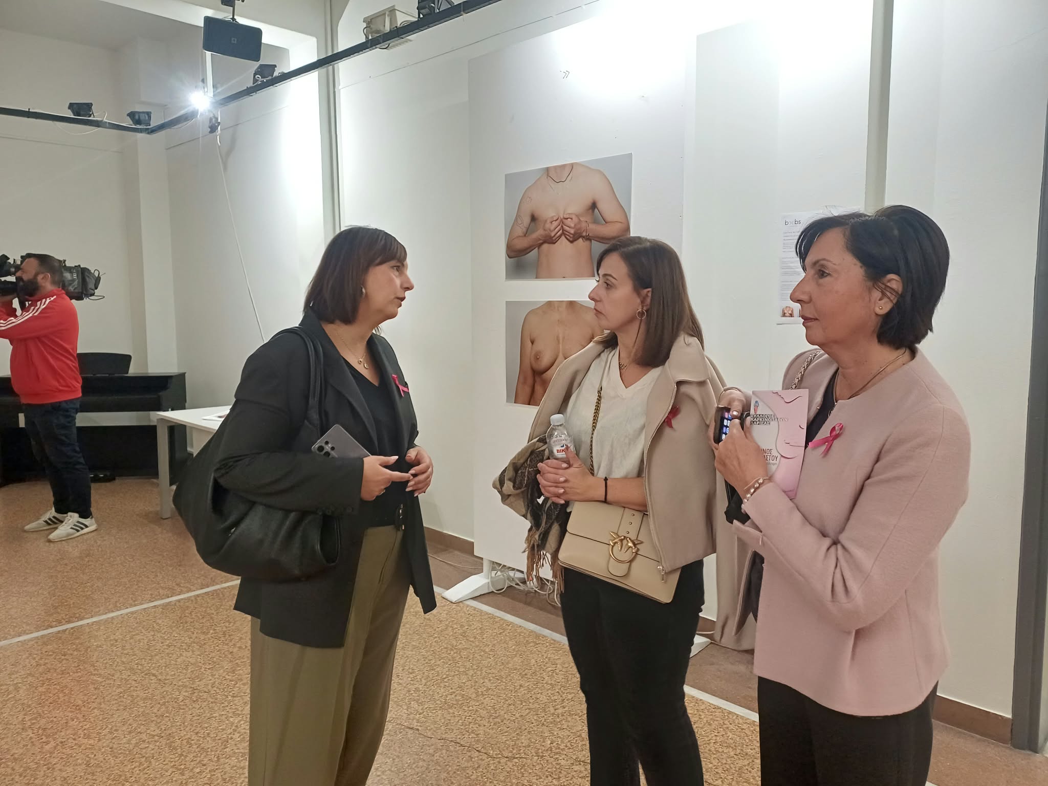 «boobs – art for awareness» στη Λάρισα: Όταν η τέχνη μιλά ανοιχτά για το σώμα και τον καρκίνο του μαστού (ΦΩΤΟ)