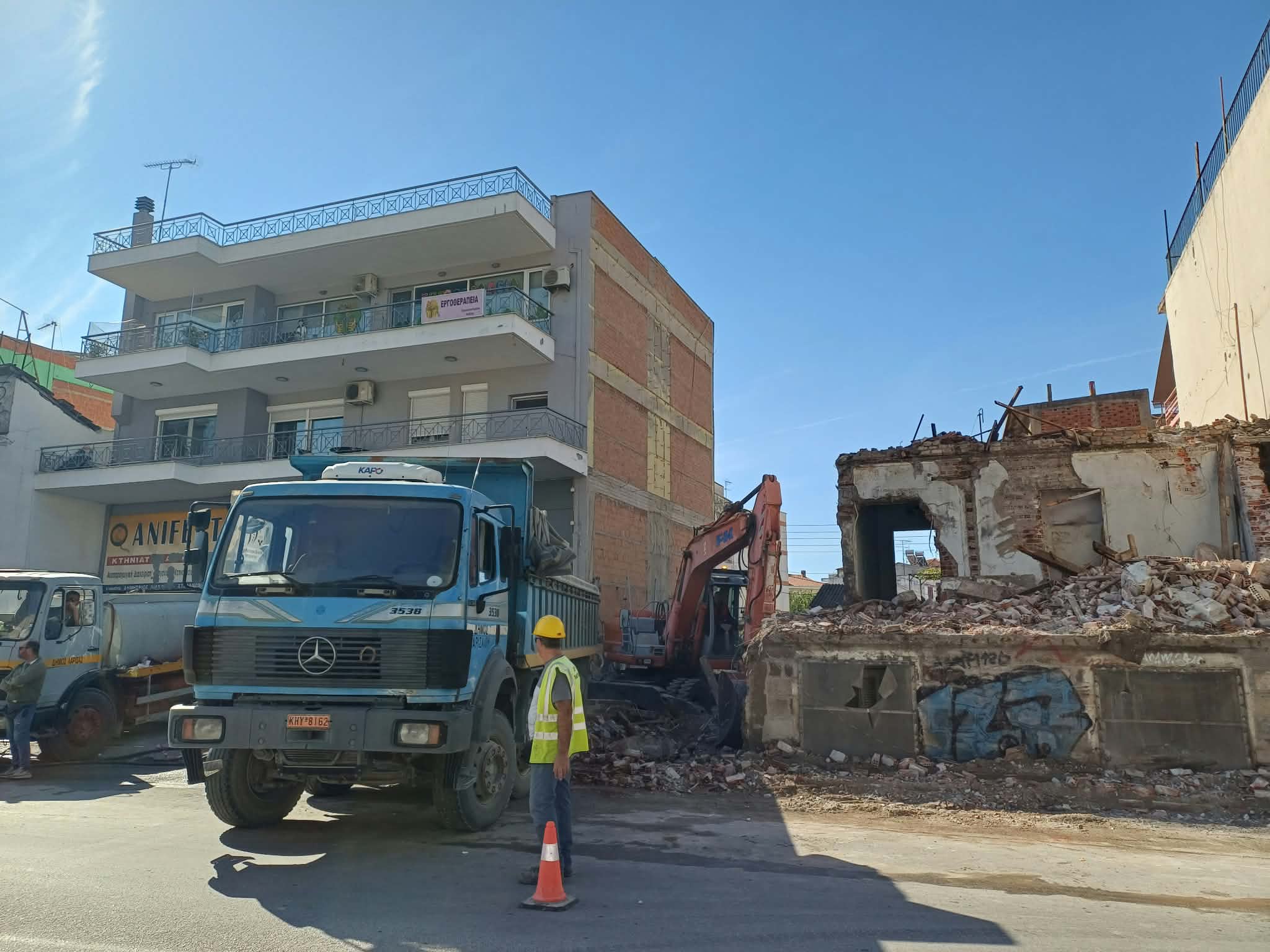 Ξεκίνησαν οι κατεδαφίσεις στην Ηρώων Πολυτεχνείου - Ανοίγει ο δρόμος για το νέο κυκλικό κόμβο (ΦΩΤΟ+video)
