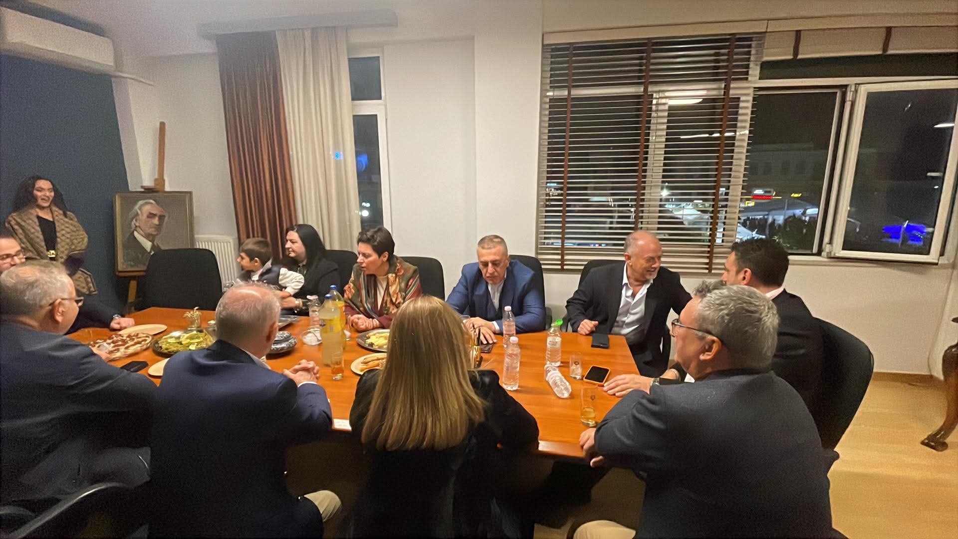 Τύρναβος: Άνοιξε τις πύλες της η 3η Γιορτή Τσίπουρου στην κεντρική πλατεία (ΦΩΤΟ)