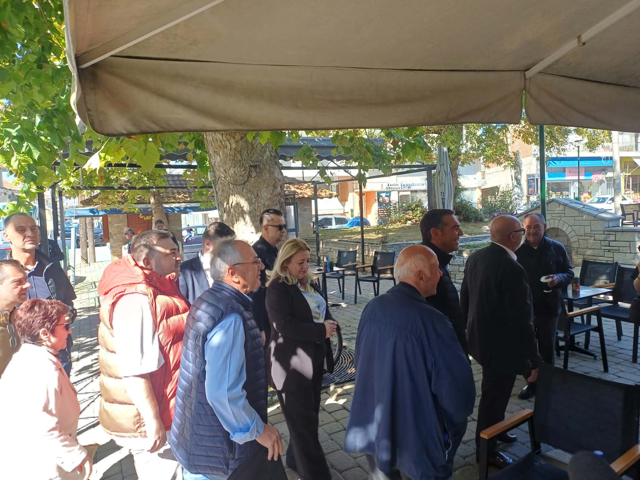 Στη Φαρκαδόνα ο Αλέξης Τσίπρας – Συνάντηση με κατοίκους και αγρότες μετά το Γριζάνο (ΦΩΤΟ+video)