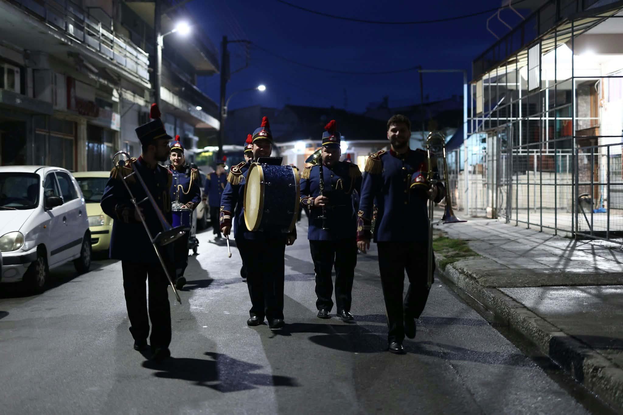 Πλήθος πιστών στον πανηγυρικό Εσπερινό του Αγίου Δημητρίου στη Νέα Σμύρνη Λάρισας (ΦΩΤΟ)