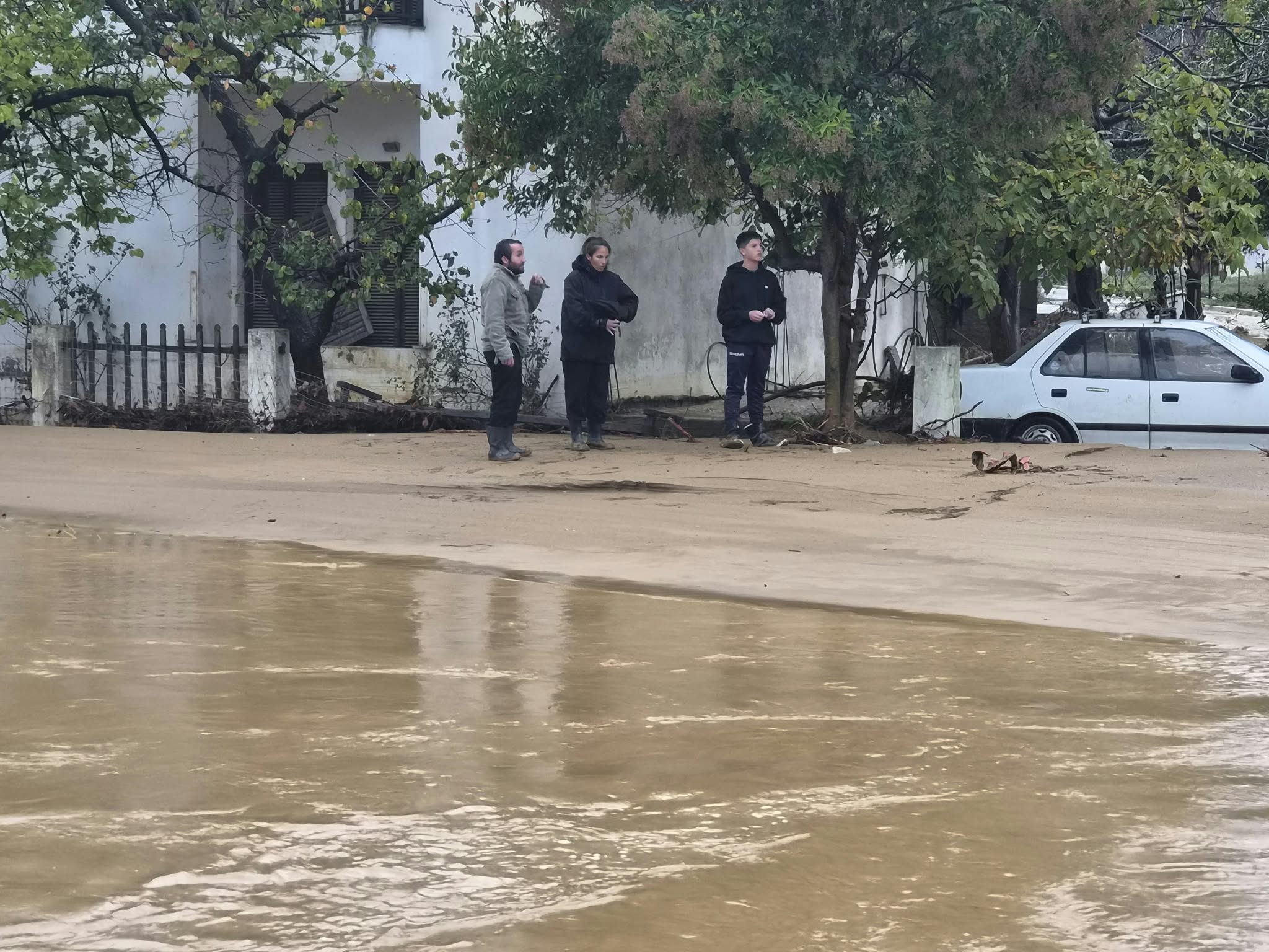 Μηλίνα: Στο ίδιο έργο θεατές τρία χρόνια μετά τον Daniel – Πλημμυρισμένα σπίτια και παραλία γεμάτη πέτρες και κορμούς