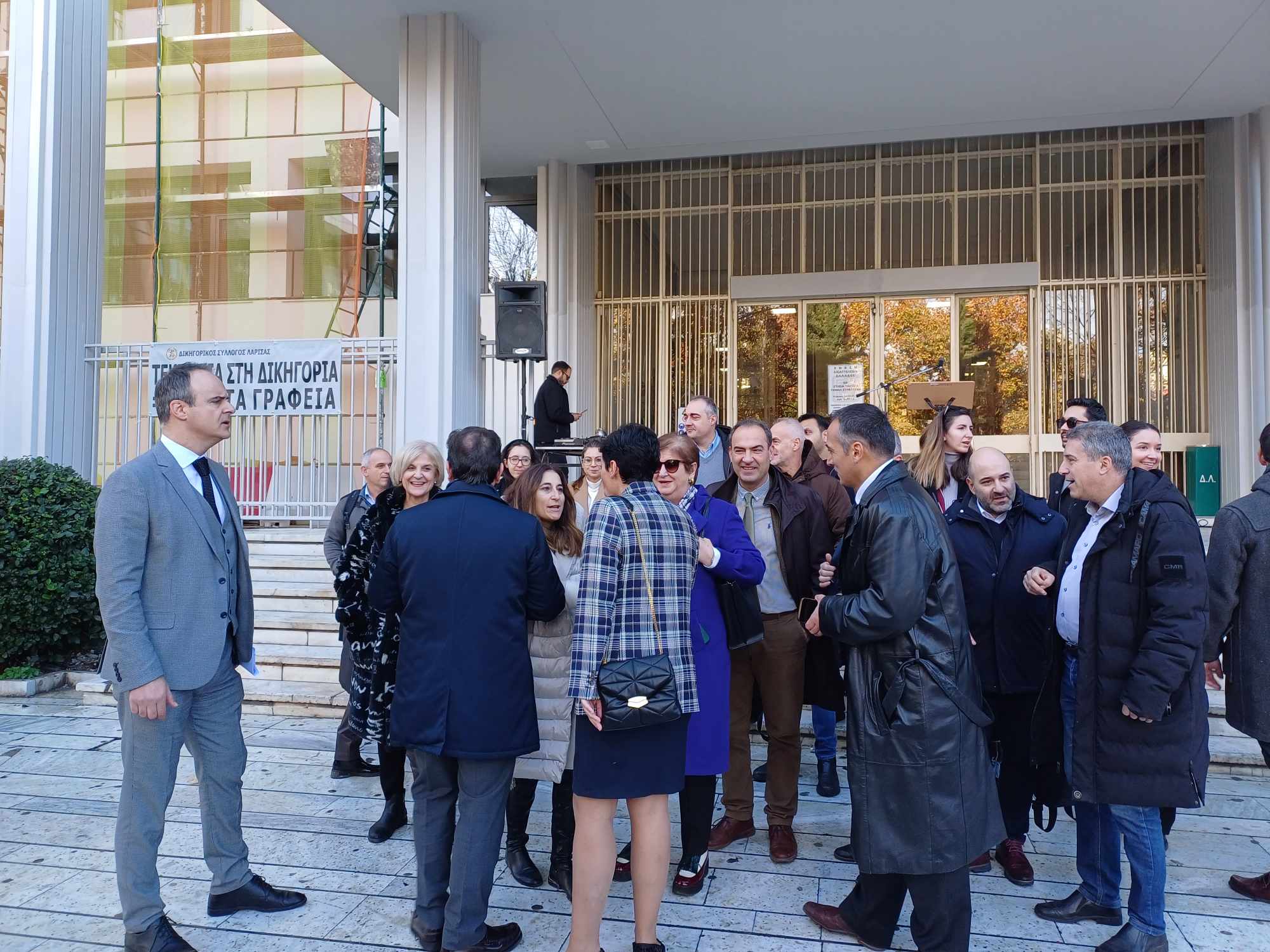 Συμβολική συγκέντρωση διααρτυρίας των δικηγόρων έξω από το δικαστικό μέγαρο Λάρισας για το φορολογικό νομοσχέδιο (ΦΩΤΟ)