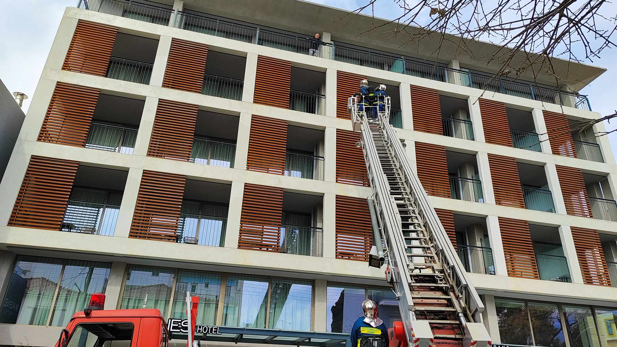 Φωτιά στο ξενοδοχείο Magnes στο Βόλο- επιτυχής η άσκηση της Πυροσβεστικής(ΦΩΤΟ)