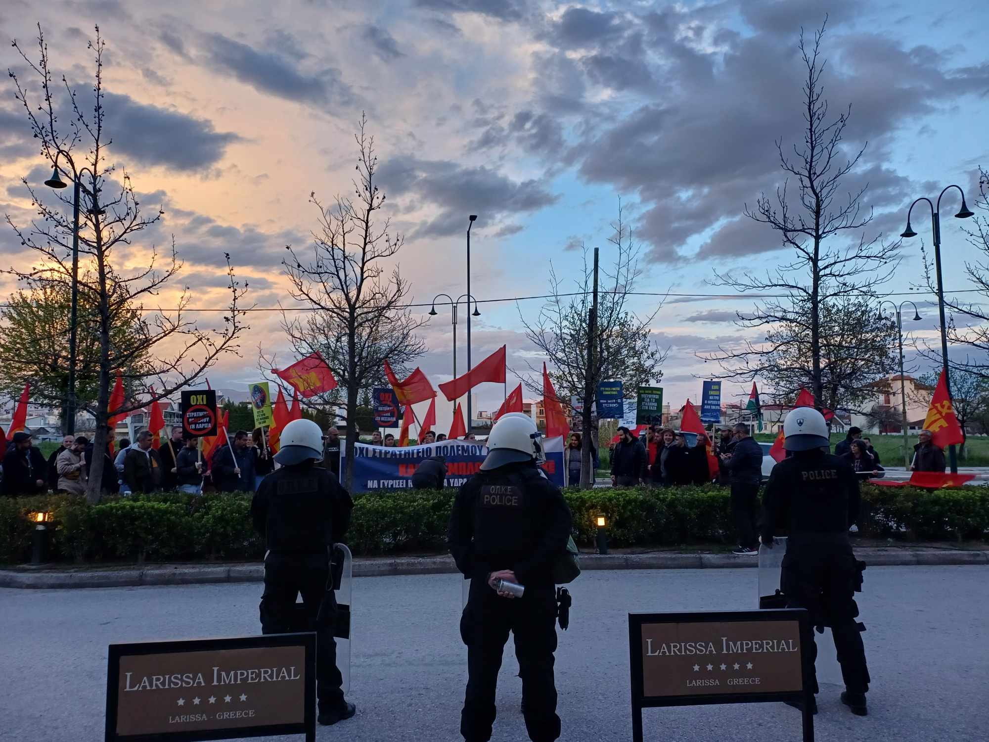 Συγκέντρωση διαμαρτυυρίας έξω από το Imperial στη Λάρισα λίγο πριν την άφιξη του αμερικανού πρέσβη (ΦΩΤΟ+video)