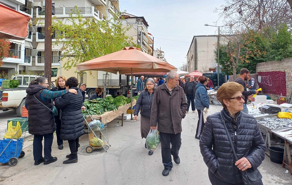 Κίνηση στη Λαϊκή της Τρίτης στο σταθμό στη Λάρισα, αλλά ο κόσμος ψωνίζει μόνο τα απαραίτητα