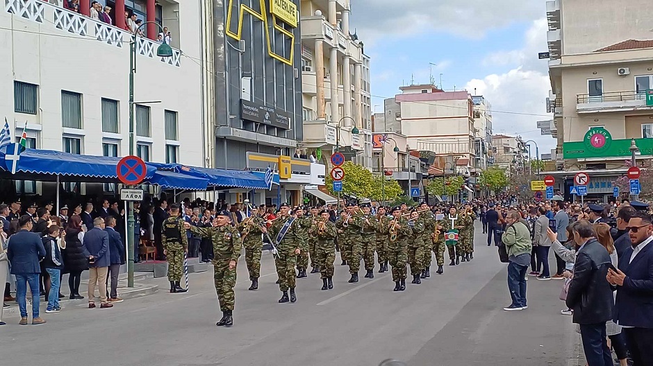 Εντυπωαιακή η στρατιωτική παρελαση στη Λάρισα (ΦΩΤΟ+video)
