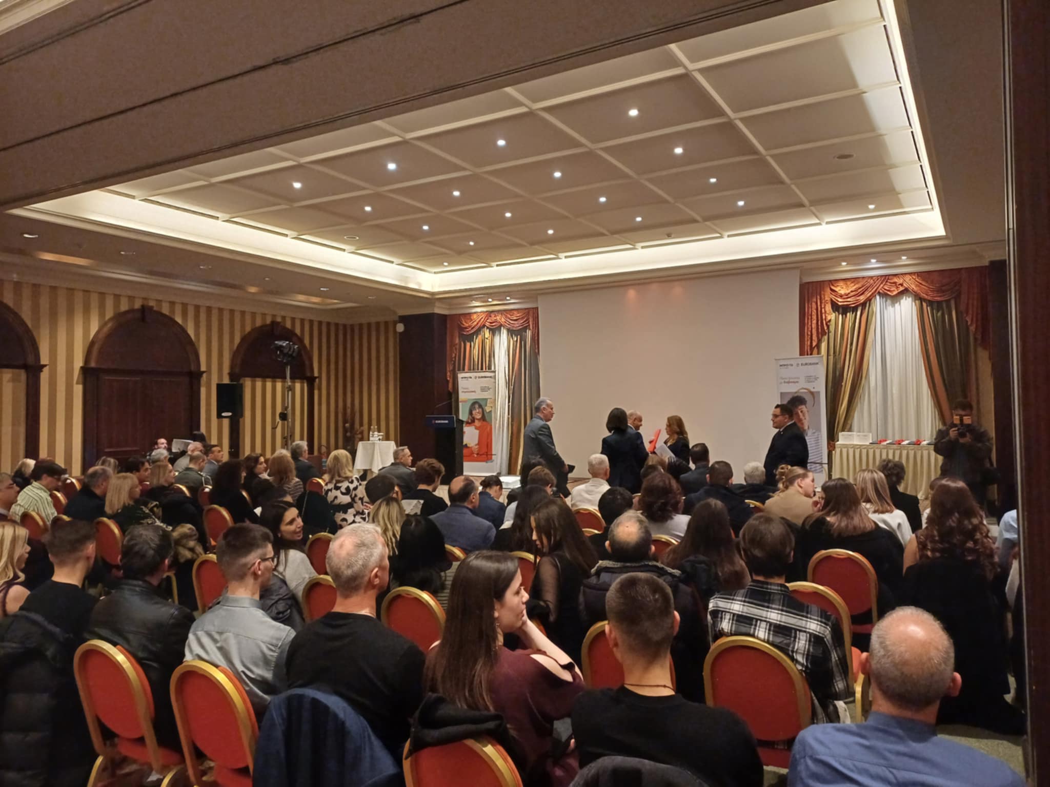 Τελετή βράβευσης αριστούχων μαθητών του προγράμματος «Μπροστά για την Παιδεία» από τη  Eurobank (ΦΩΤΟ)