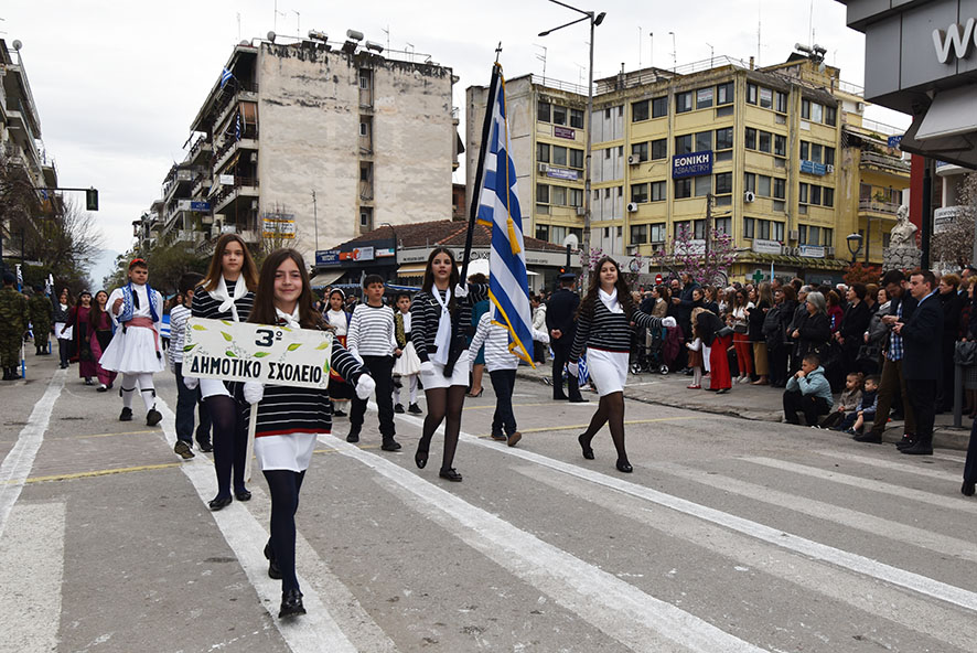 Με λαμπρότητα η παρέλαση στην Καρδίτσα (φωτό+βίντεο)