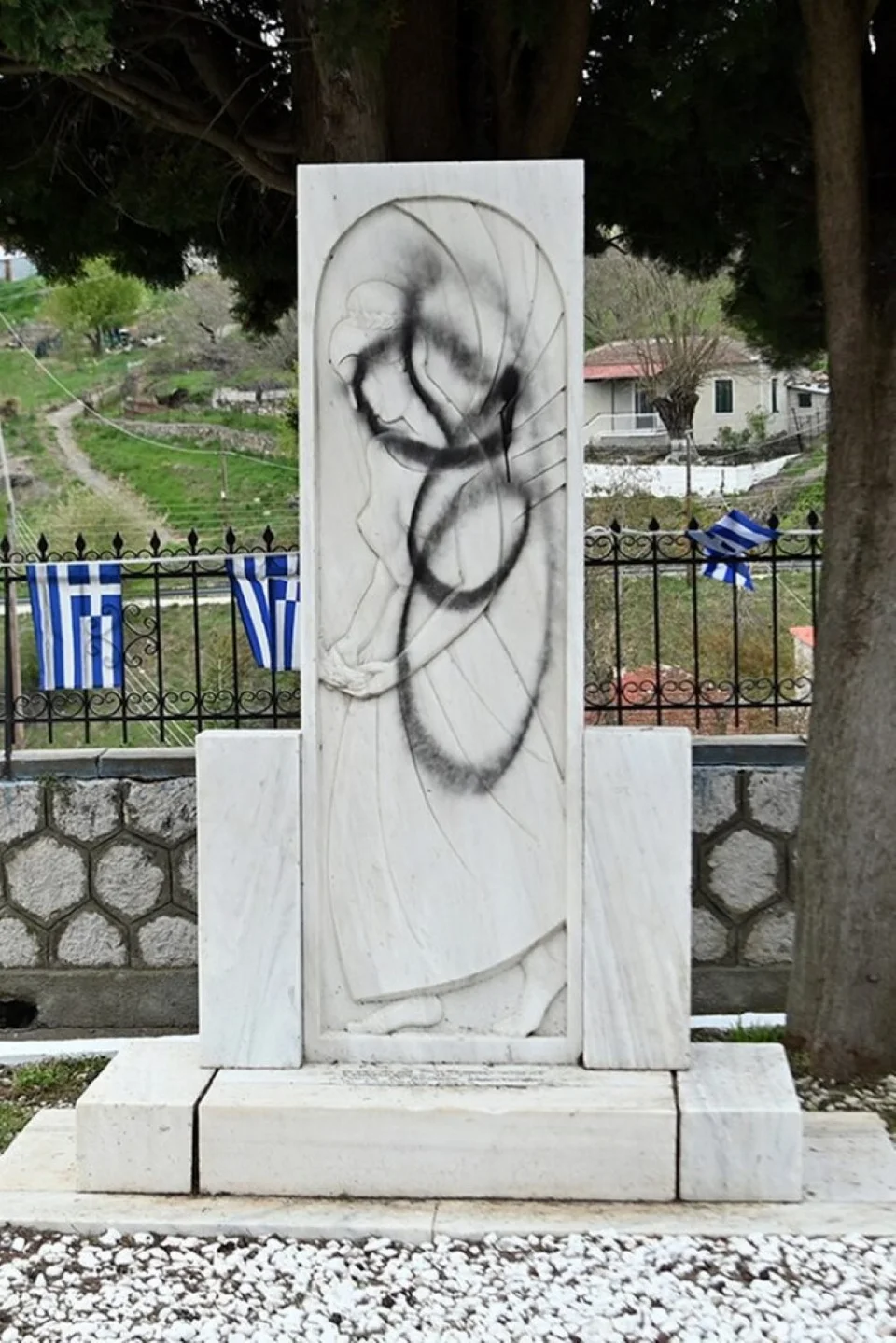 Άγνωστοι βανδάλισαν το Μνημείο Ηρώων στον Δομοκό -Αναζητούνται από τις Αρχές [εικόνες]